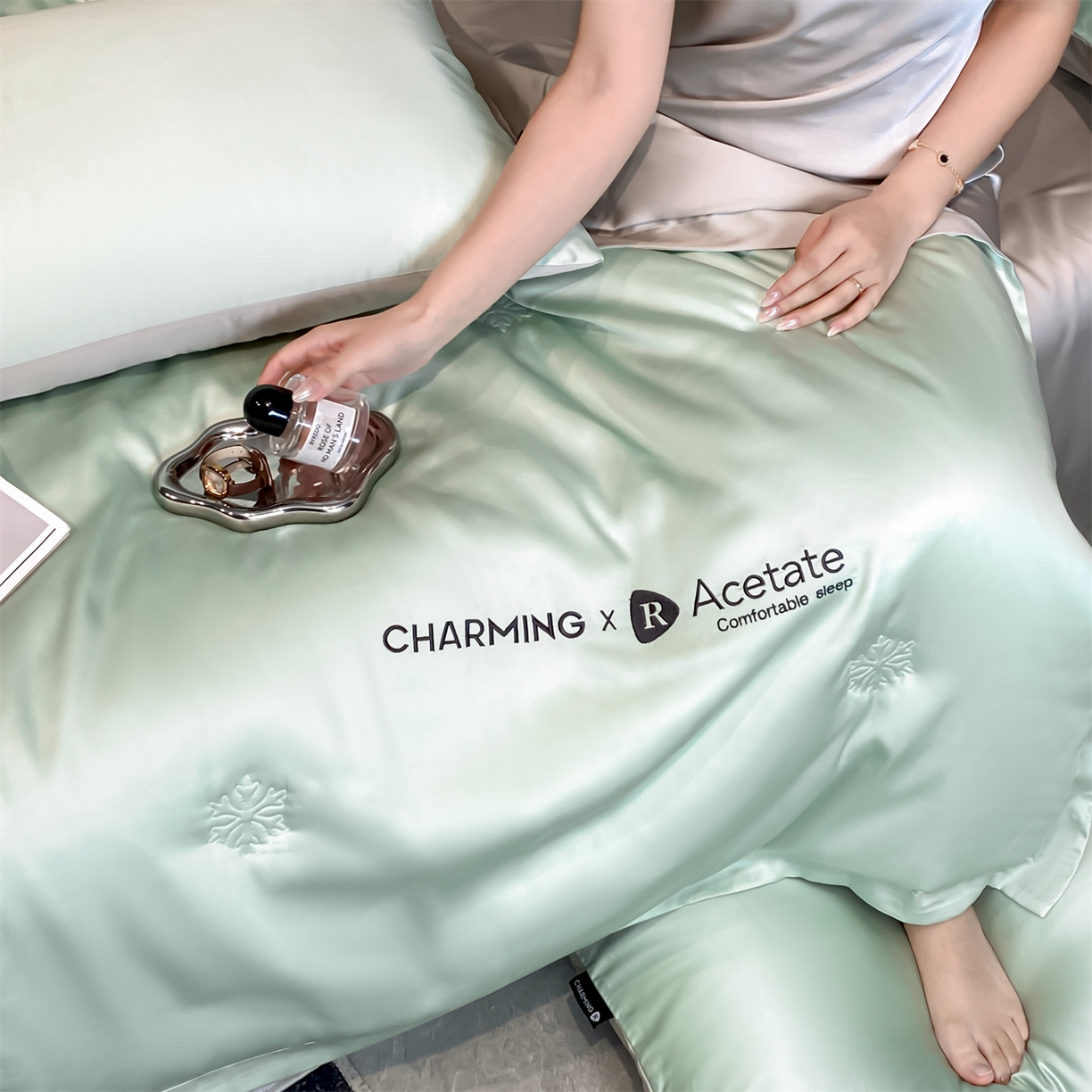 91家纺网 家纺一手货源 找家纺 无界 2026新款水洗真丝夏被-雪花绗缝压线-莱拉 莱拉 亚丁绿+冰川灰