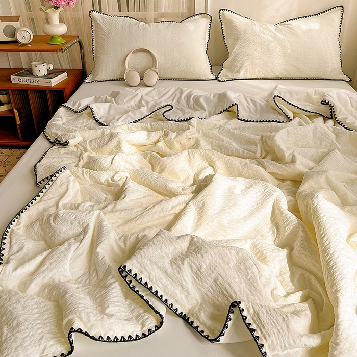 91家纺网 家纺一手货源 找家纺 鑫佳居 2026新款三角针纯色夏被夏凉被空调被四件套 奶芙云朵