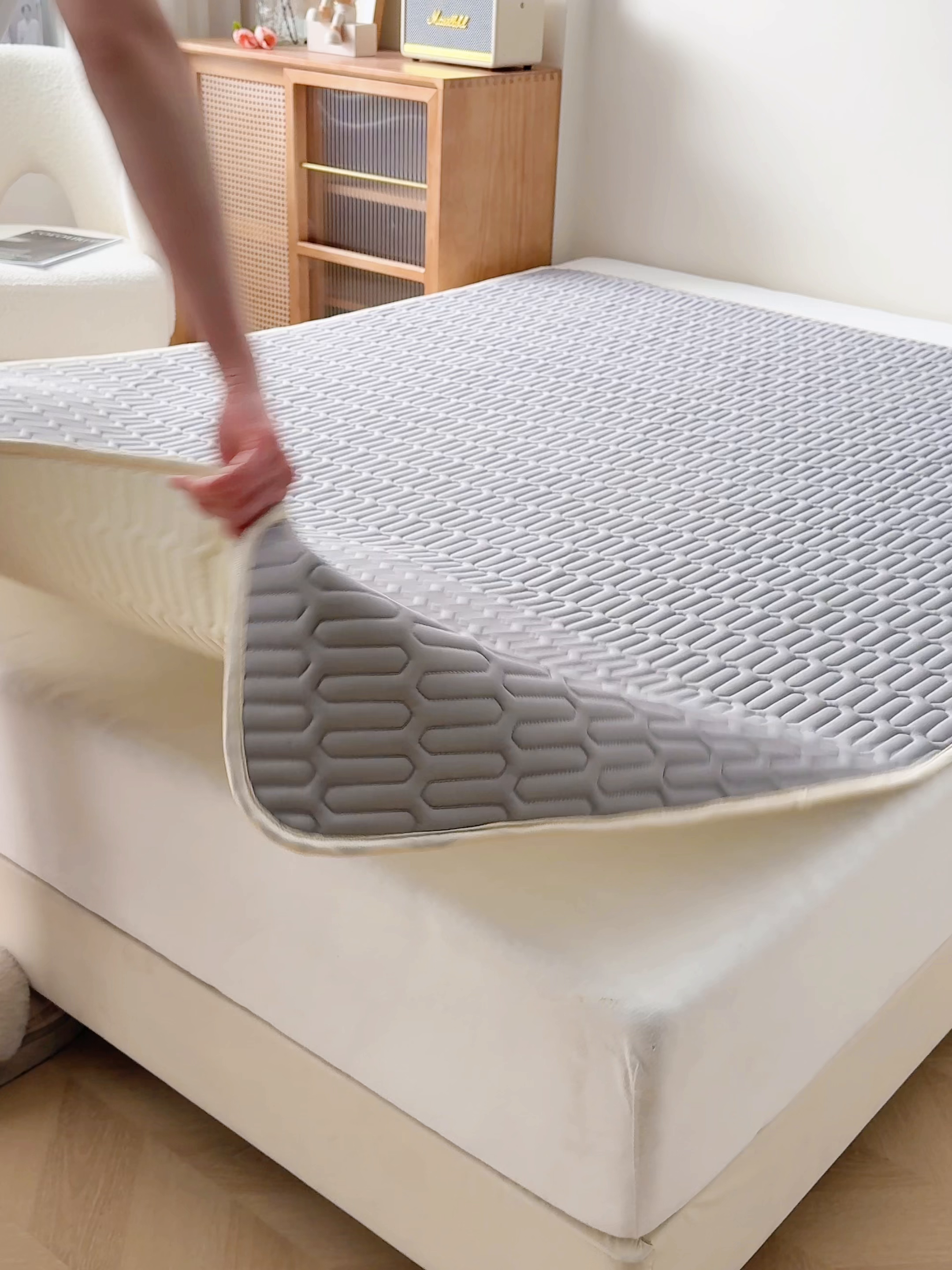 91家纺网 家纺一手货源 找家纺 奇丝雅 2026夏季A类纯色乳胶凉席冰丝席家用双人冰丝凉席可机洗夏天空调席三件套-场景二 富士山-银灰