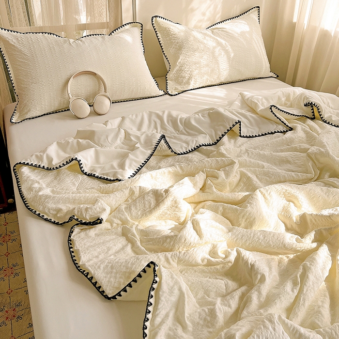 91家纺网 家纺一手货源 找家纺 鑫佳居 2026新款三角针纯色夏被夏凉被空调被四件套 奶芙云朵