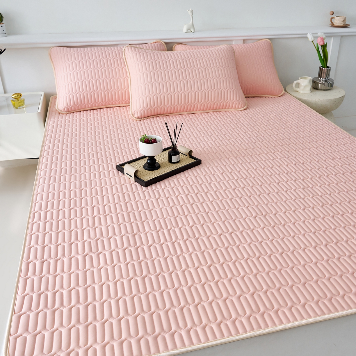 91家纺网 家纺一手货源 找家纺 奇丝雅 2026夏季A类纯色乳胶凉席冰丝席家用双人冰丝凉席可机洗夏天空调席三件套-场景二 富士山-玉色