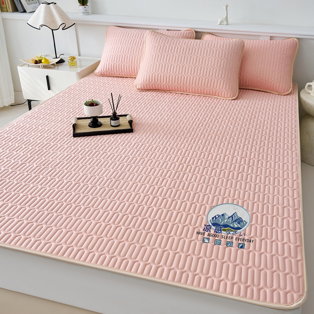 91家纺网 家纺一手货源 找家纺 奇丝雅 2026夏季A类纯色乳胶凉席冰丝席家用双人冰丝凉席可机洗夏天空调席三件套-场景二 富士山-玉色