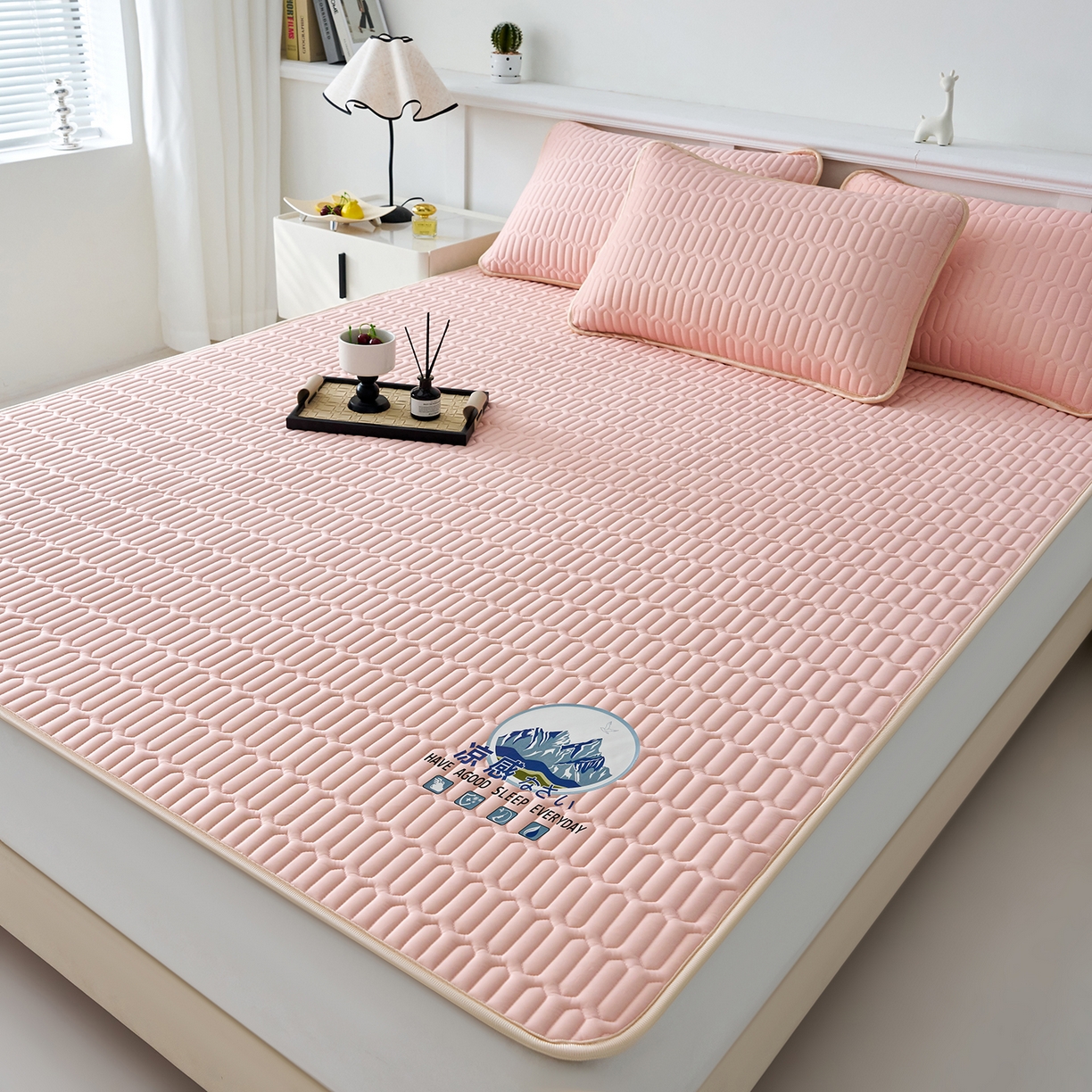 91家纺网 家纺一手货源 找家纺 奇丝雅 2026夏季A类纯色乳胶凉席冰丝席家用双人冰丝凉席可机洗夏天空调席三件套-场景二 富士山-玉色