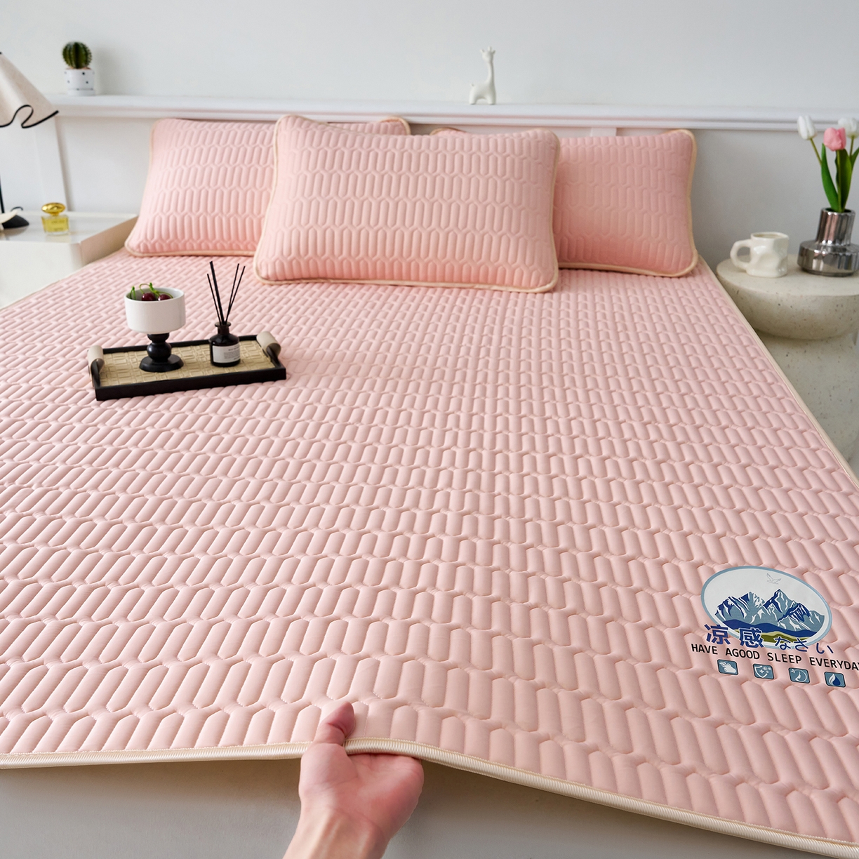 91家纺网 家纺一手货源 找家纺 奇丝雅 2026夏季A类纯色乳胶凉席冰丝席家用双人冰丝凉席可机洗夏天空调席三件套-场景二 富士山-玉色