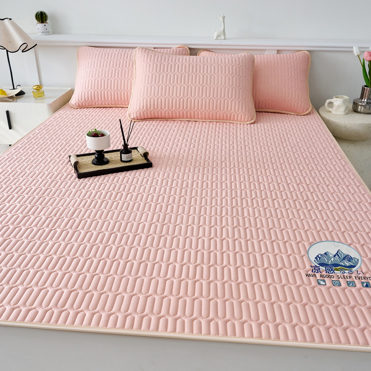 91家纺网 家纺一手货源 找家纺 奇丝雅 2026夏季A类纯色乳胶凉席冰丝席家用双人冰丝凉席可机洗夏天空调席三件套-场景二 富士山-玉色