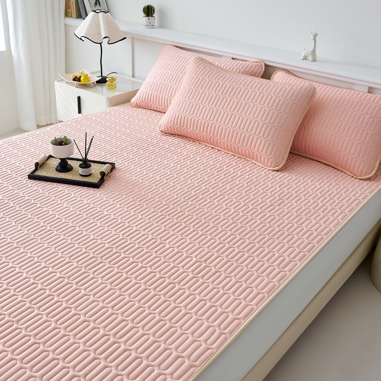 91家纺网 家纺一手货源 找家纺 奇丝雅 2026夏季A类纯色乳胶凉席冰丝席家用双人冰丝凉席可机洗夏天空调席三件套-场景二 富士山-玉色