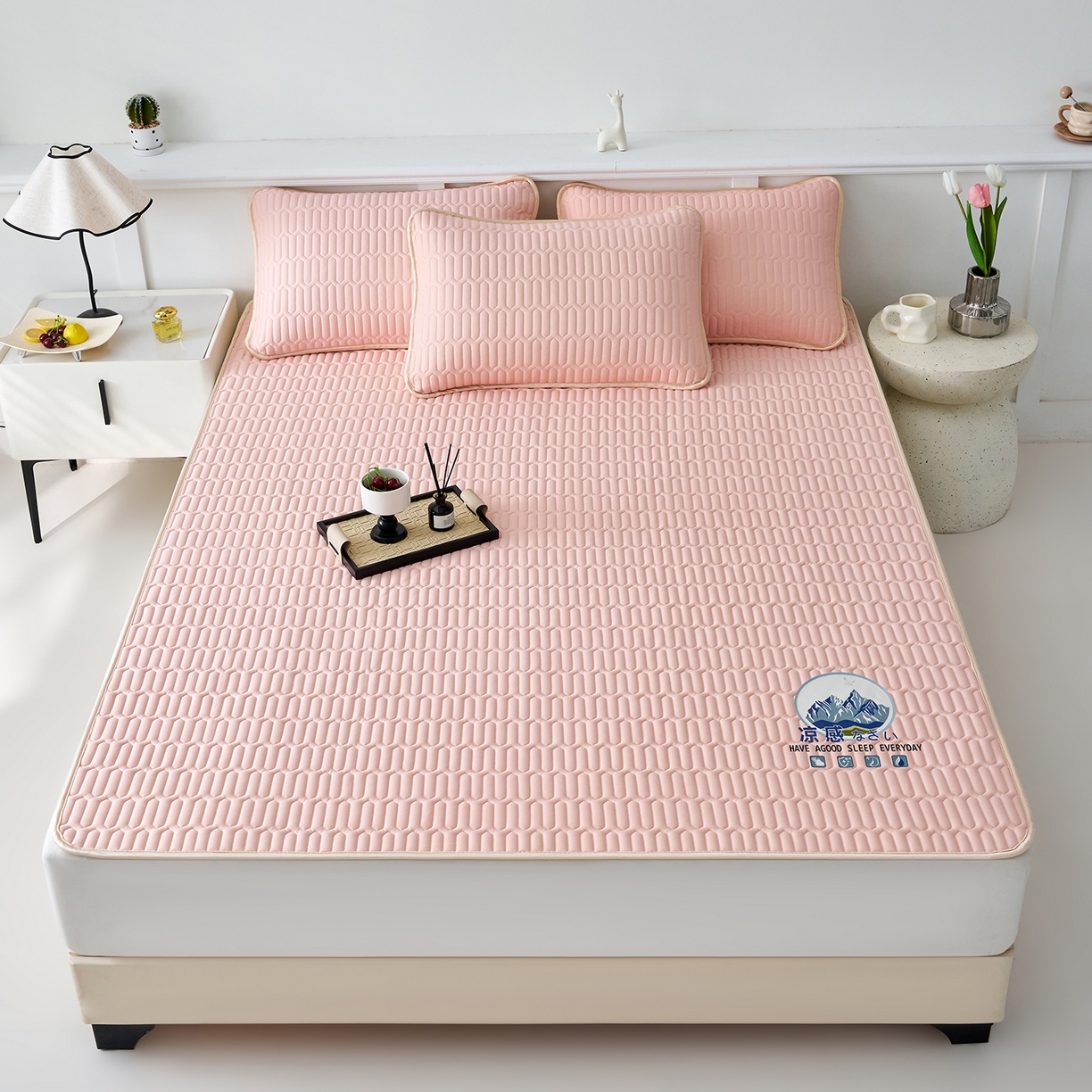 91家纺网 家纺一手货源 找家纺 奇丝雅 2026夏季A类纯色乳胶凉席冰丝席家用双人冰丝凉席可机洗夏天空调席三件套-场景二 富士山-玉色