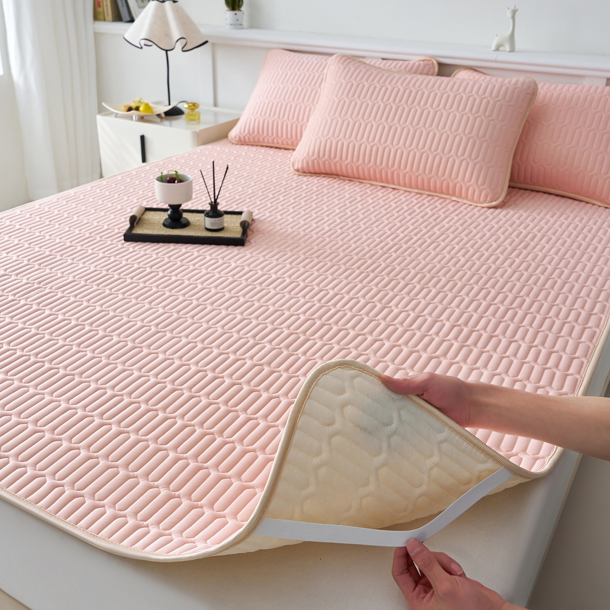 91家纺网 家纺一手货源 找家纺 奇丝雅 2026夏季A类纯色乳胶凉席冰丝席家用双人冰丝凉席可机洗夏天空调席三件套-场景二 富士山-玉色