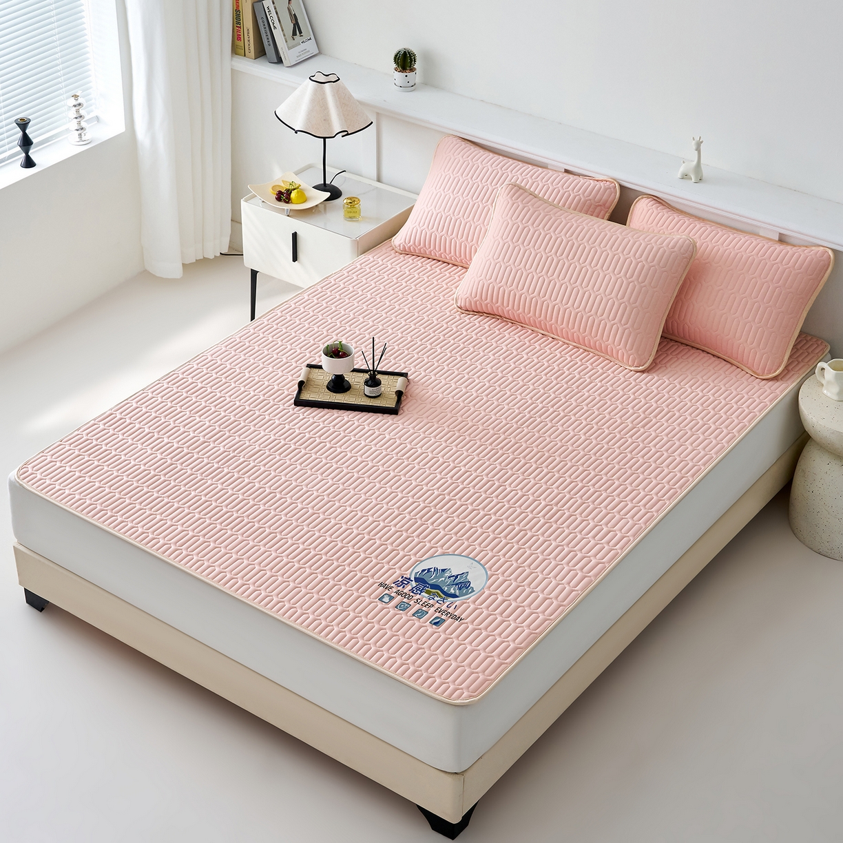 91家纺网 家纺一手货源 找家纺 奇丝雅 2026夏季A类纯色乳胶凉席冰丝席家用双人冰丝凉席可机洗夏天空调席三件套-场景二 富士山-玉色