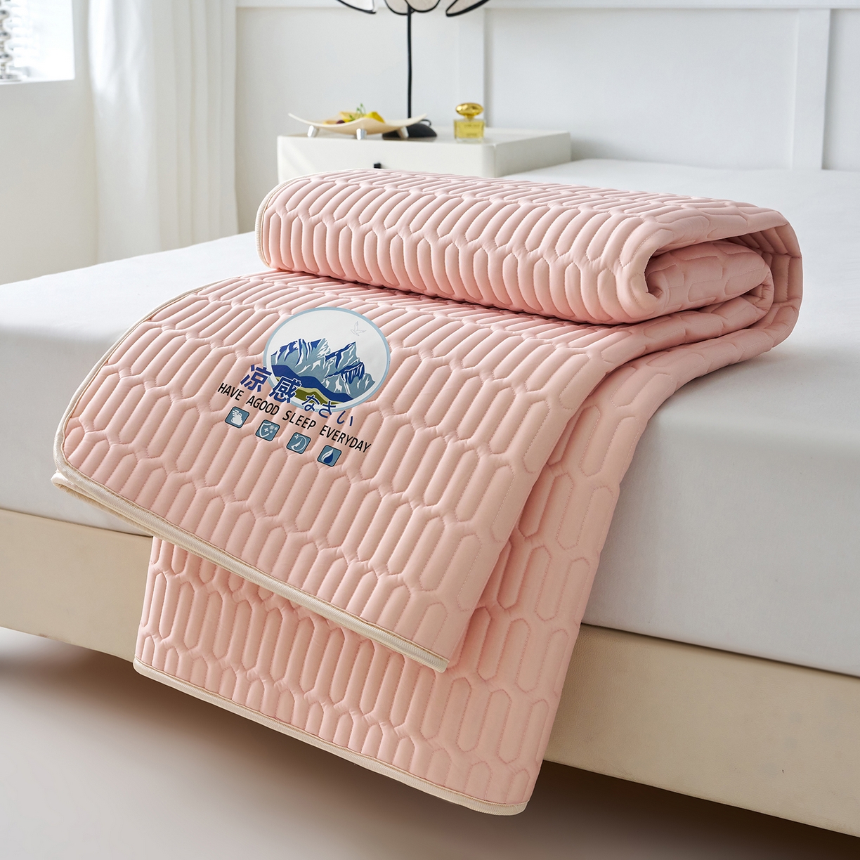 91家纺网 家纺一手货源 找家纺 奇丝雅 2026夏季A类纯色乳胶凉席冰丝席家用双人冰丝凉席可机洗夏天空调席三件套-场景二 富士山-玉色