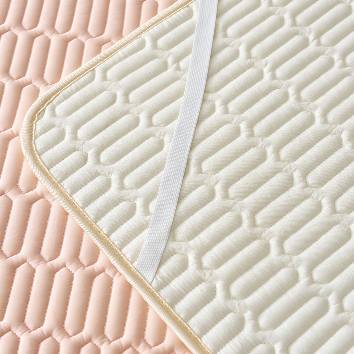 91家纺网 家纺一手货源 找家纺 奇丝雅 2026夏季A类纯色乳胶凉席冰丝席家用双人冰丝凉席可机洗夏天空调席三件套-场景二 富士山-玉色