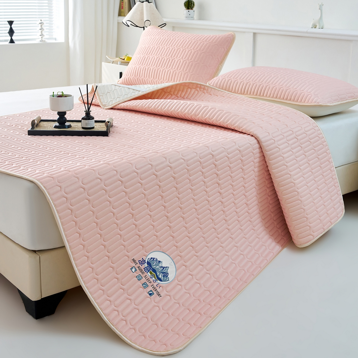 91家纺网 家纺一手货源 找家纺 奇丝雅 2026夏季A类纯色乳胶凉席冰丝席家用双人冰丝凉席可机洗夏天空调席三件套-场景二 富士山-玉色