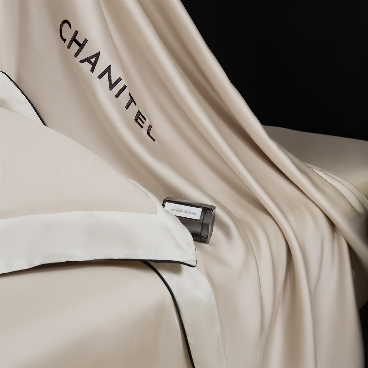 91家纺网 家纺一手货源 找家纺 （总）DC 2026新款天丝刺绣拼角麻绳宽边四件套--戴芬系列