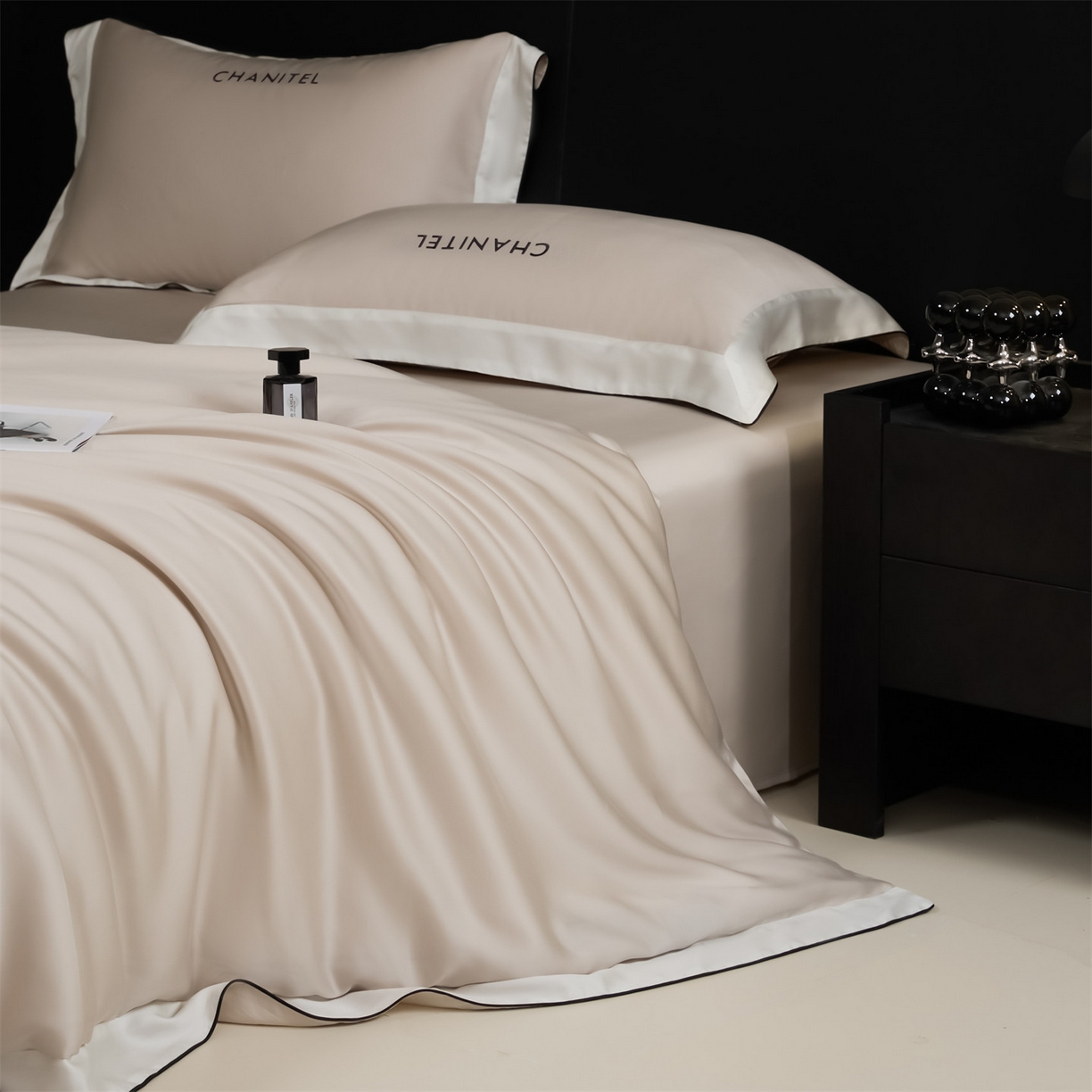 91家纺网 家纺一手货源 找家纺 （总）DC 2026新款天丝刺绣拼角麻绳宽边四件套--戴芬系列