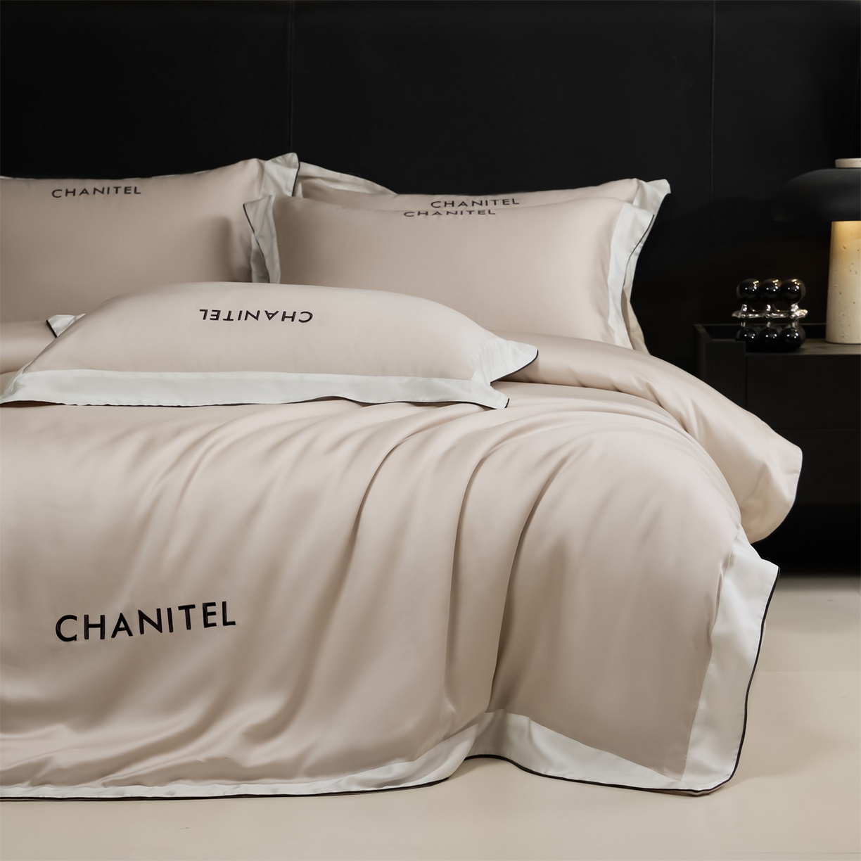 91家纺网 家纺一手货源 找家纺 （总）DC 2026新款天丝刺绣拼角麻绳宽边四件套--戴芬系列