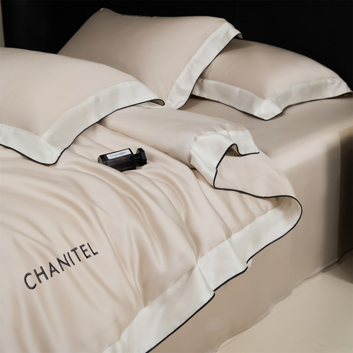 91家纺网 家纺一手货源 找家纺 （总）DC 2026新款天丝刺绣拼角麻绳宽边四件套--戴芬系列