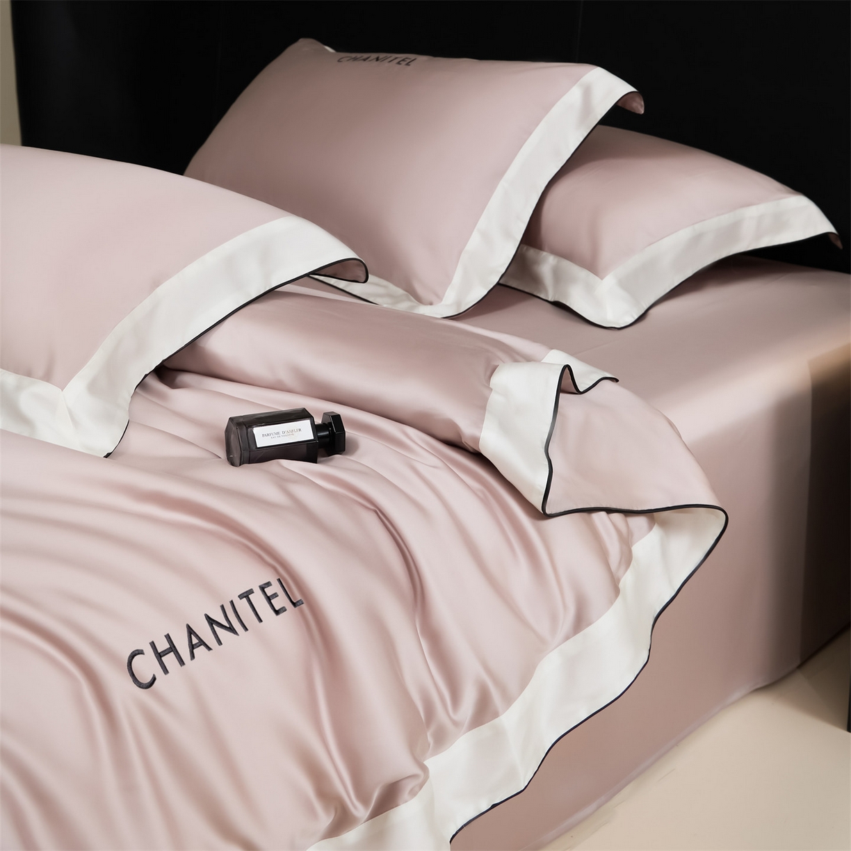 91家纺网 家纺一手货源 找家纺 DC 2026新款天丝刺绣拼角麻绳宽边四件套--戴芬系列 戴芬-水雾紫