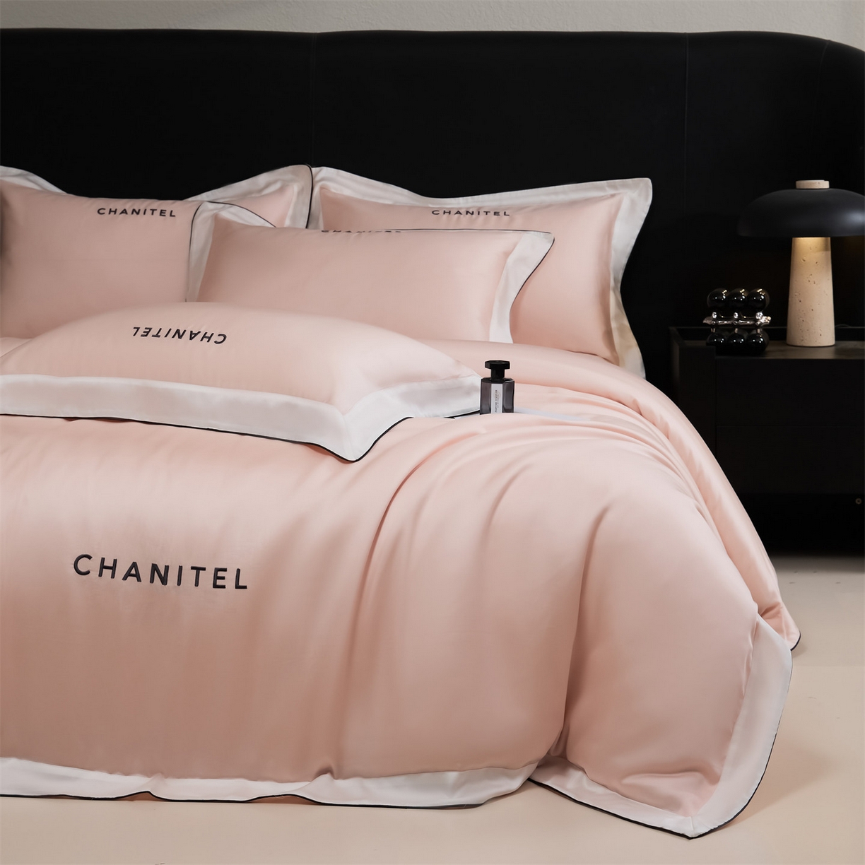 91家纺网 家纺一手货源 找家纺 DC 2026新款天丝刺绣拼角麻绳宽边四件套--戴芬系列 戴芬-半熟蜜桃