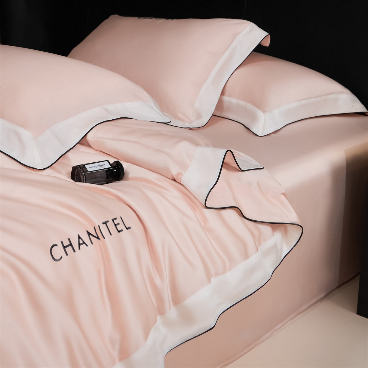 91家纺网 家纺一手货源 找家纺 DC 2026新款天丝刺绣拼角麻绳宽边四件套--戴芬系列 戴芬-半熟蜜桃