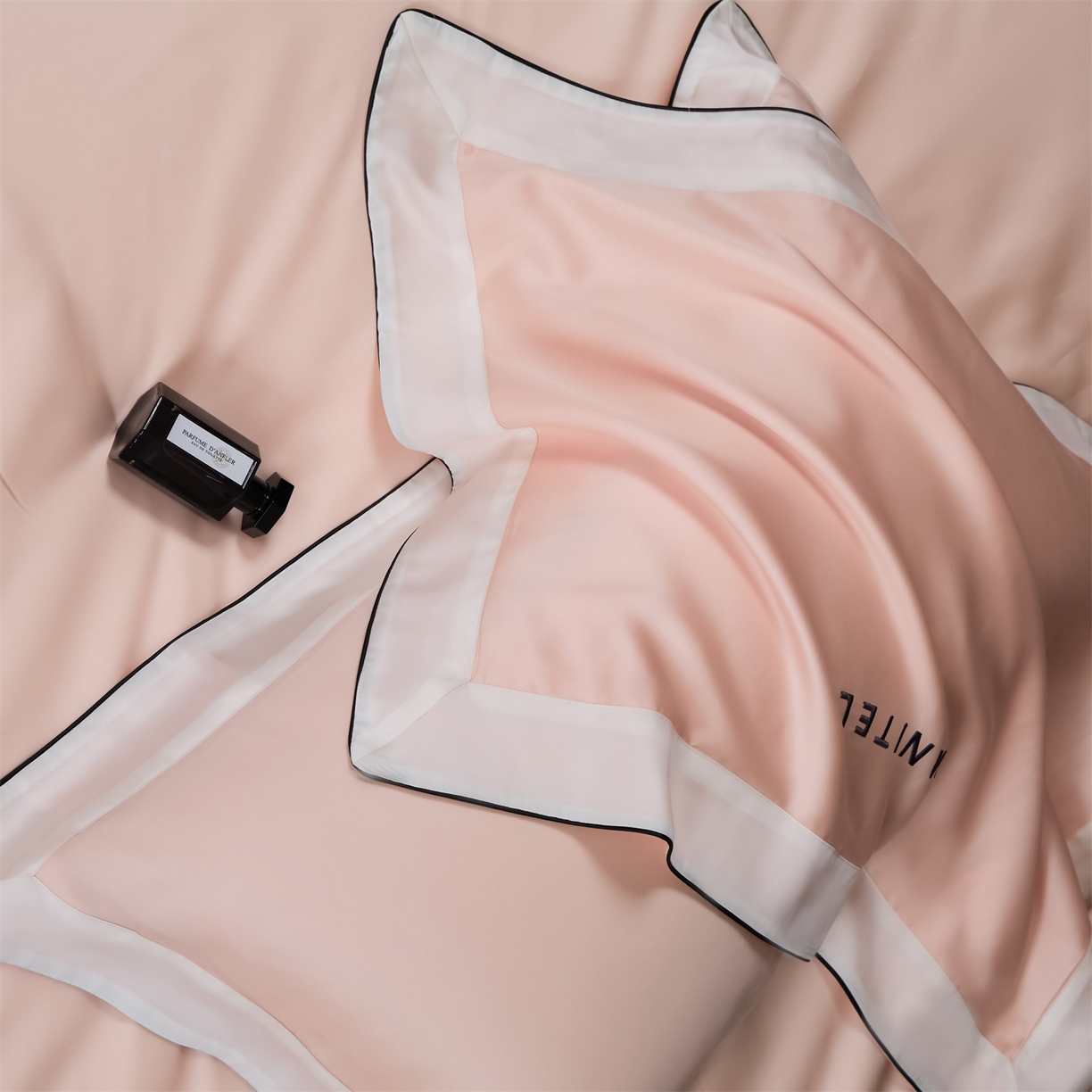 91家纺网 家纺一手货源 找家纺 DC 2026新款天丝刺绣拼角麻绳宽边四件套--戴芬系列 戴芬-半熟蜜桃