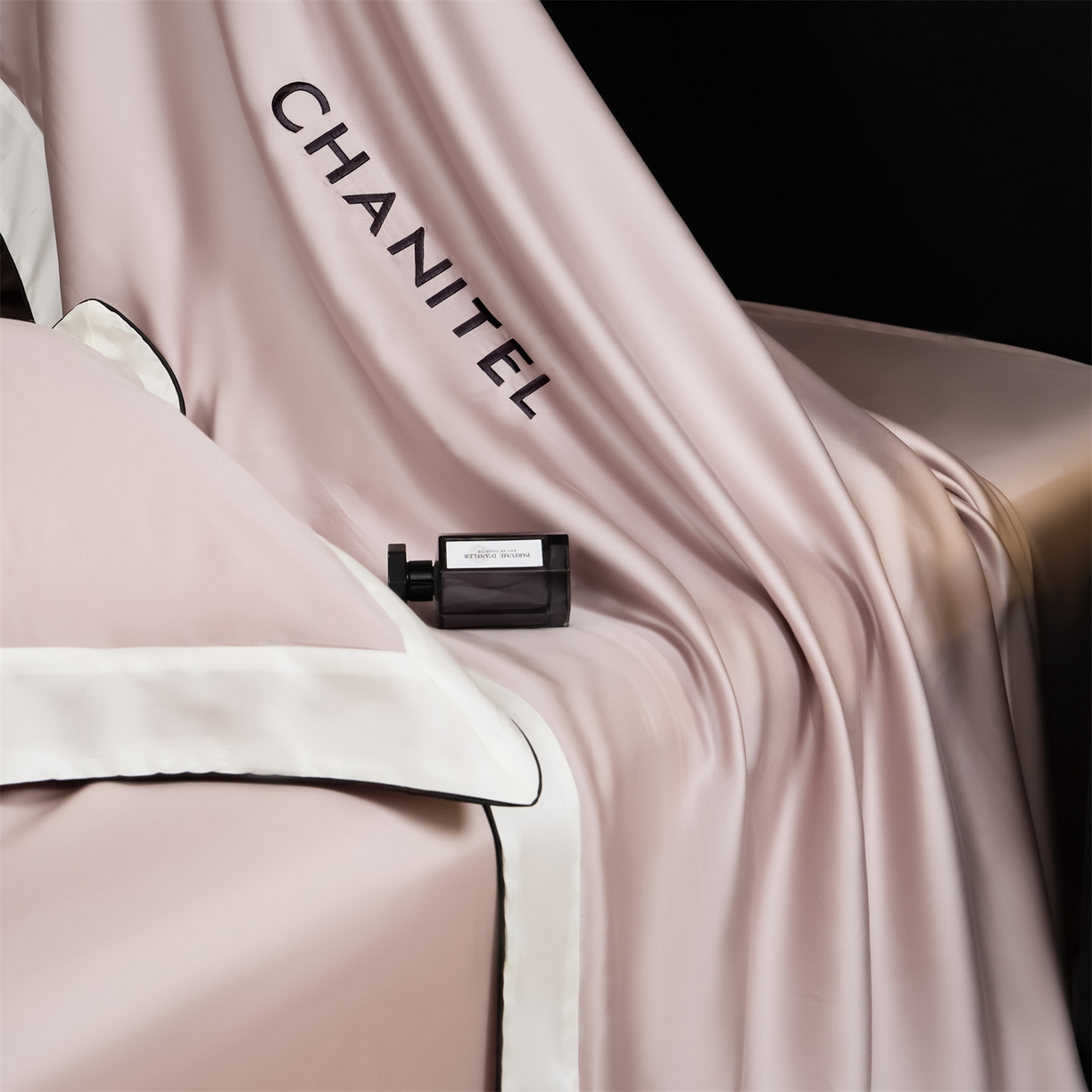 91家纺网 家纺一手货源 找家纺 DC 2026新款天丝刺绣拼角麻绳宽边四件套--戴芬系列 戴芬-水雾紫