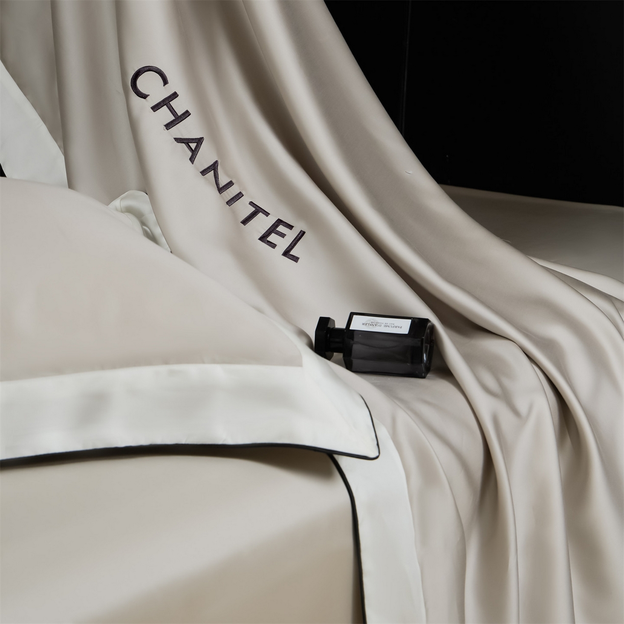 91家纺网 家纺一手货源 找家纺 DC 2026新款天丝刺绣拼角麻绳宽边四件套--戴芬系列 戴芬-冰川灰