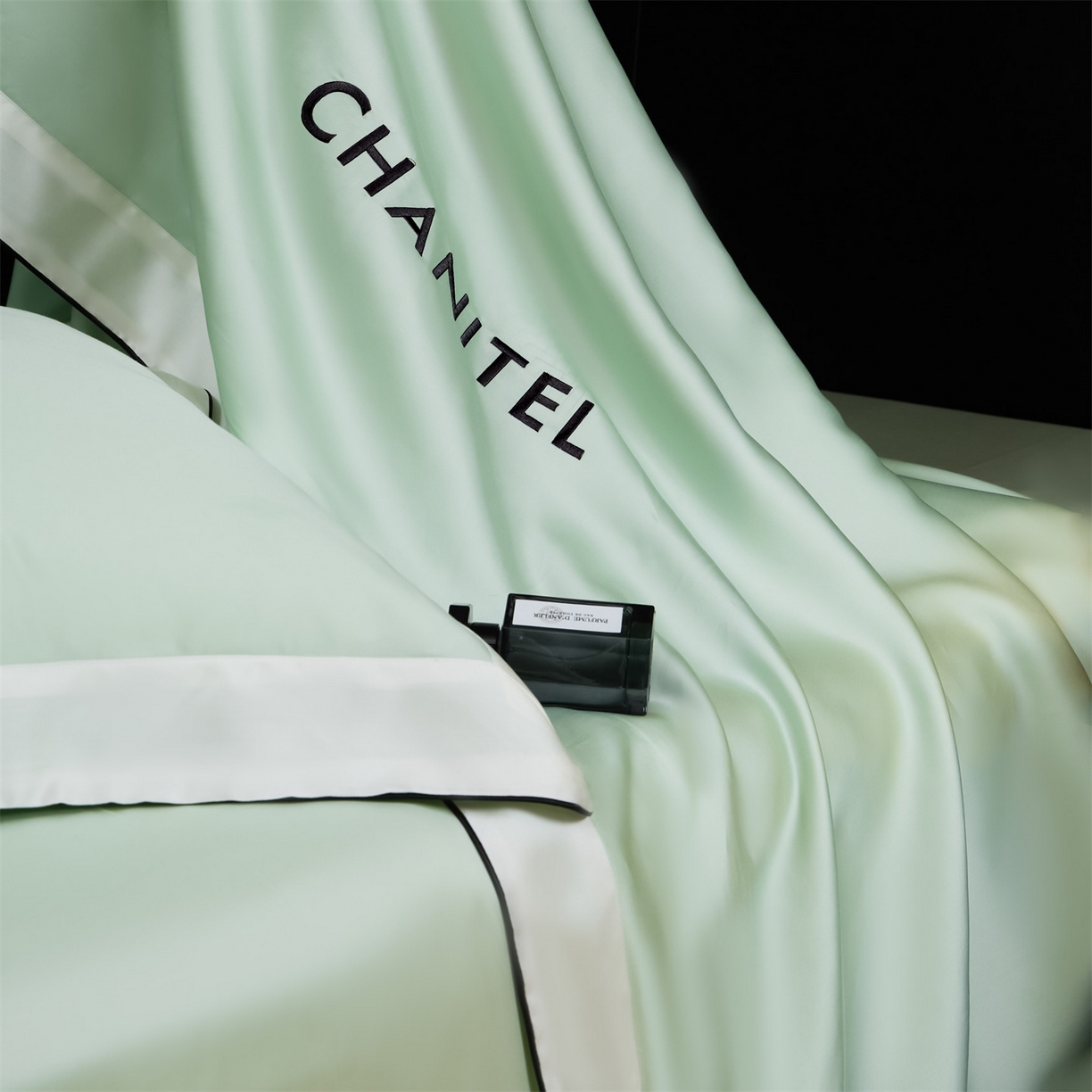 91家纺网 家纺一手货源 找家纺 DC 2026新款天丝刺绣拼角麻绳宽边四件套--戴芬系列 戴芬-亚丁绿