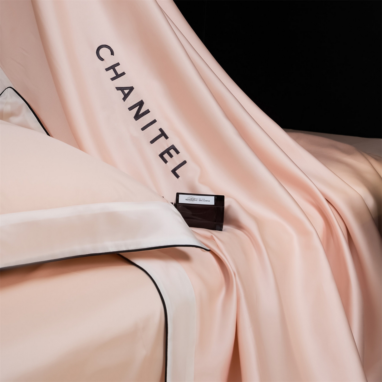 91家纺网 家纺一手货源 找家纺 DC 2026新款天丝刺绣拼角麻绳宽边四件套--戴芬系列 戴芬-半熟蜜桃