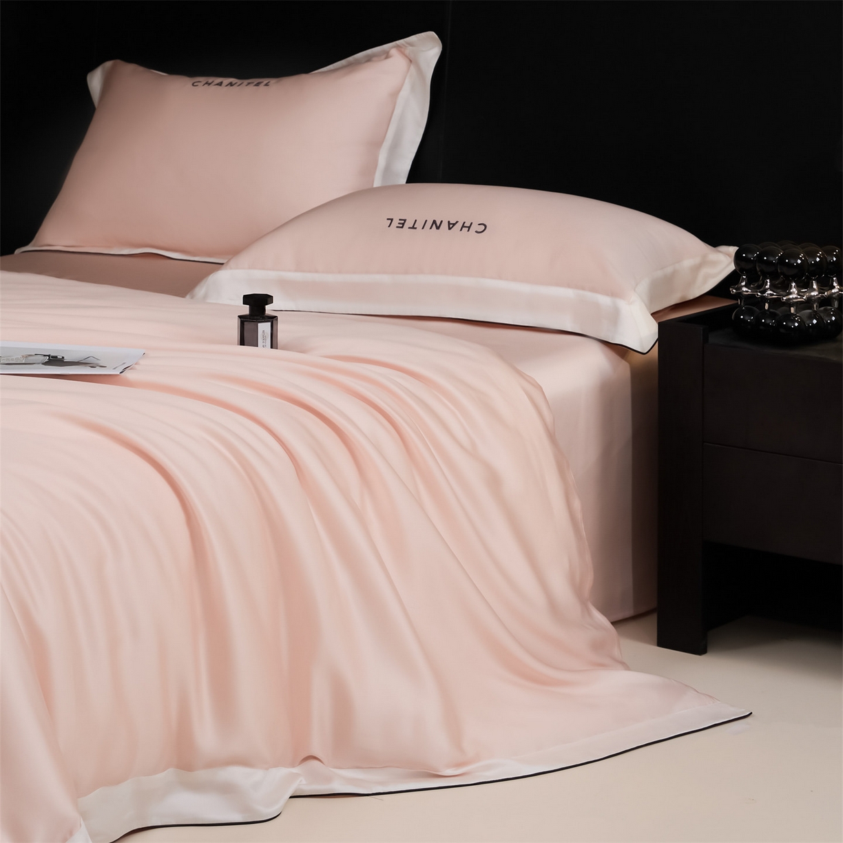 91家纺网 家纺一手货源 找家纺 DC 2026新款天丝刺绣拼角麻绳宽边四件套--戴芬系列 戴芬-半熟蜜桃