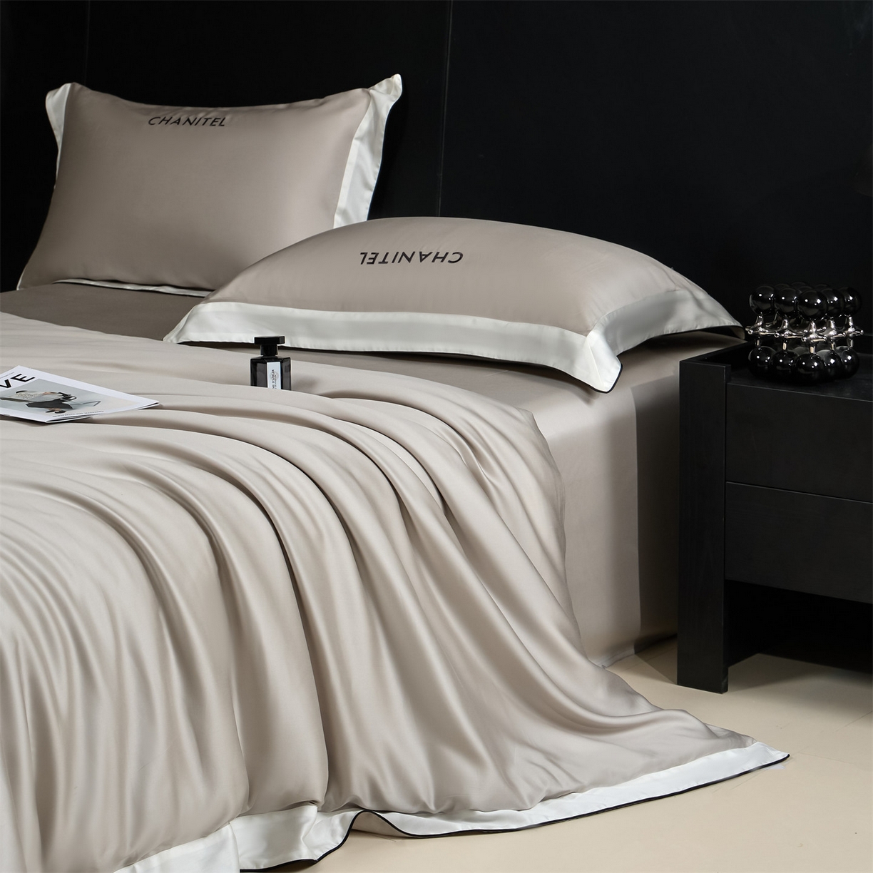 91家纺网 家纺一手货源 找家纺 DC 2026新款天丝刺绣拼角麻绳宽边四件套--戴芬系列 戴芬-冰川灰