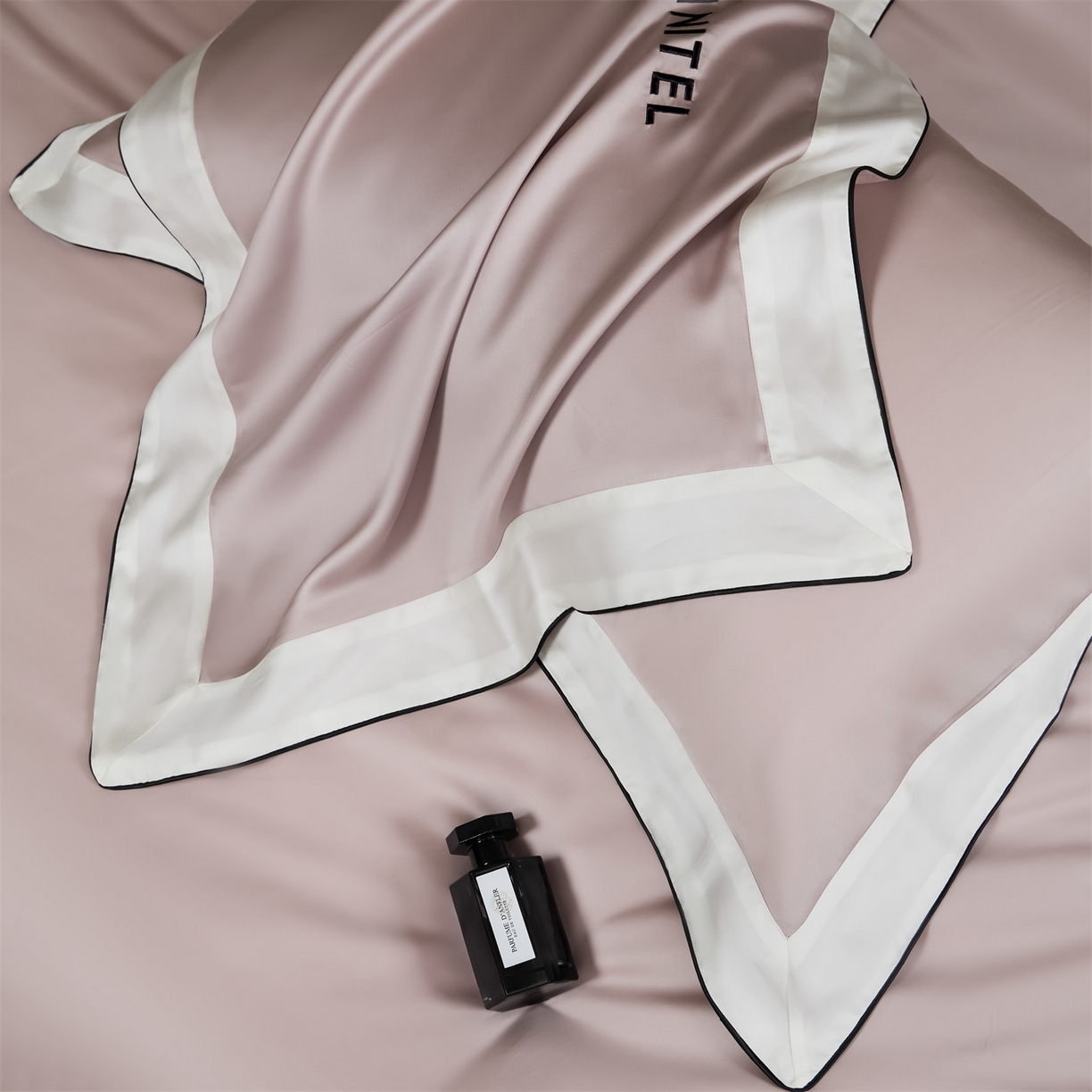 91家纺网 家纺一手货源 找家纺 DC 2026新款天丝刺绣拼角麻绳宽边四件套--戴芬系列 戴芬-水雾紫