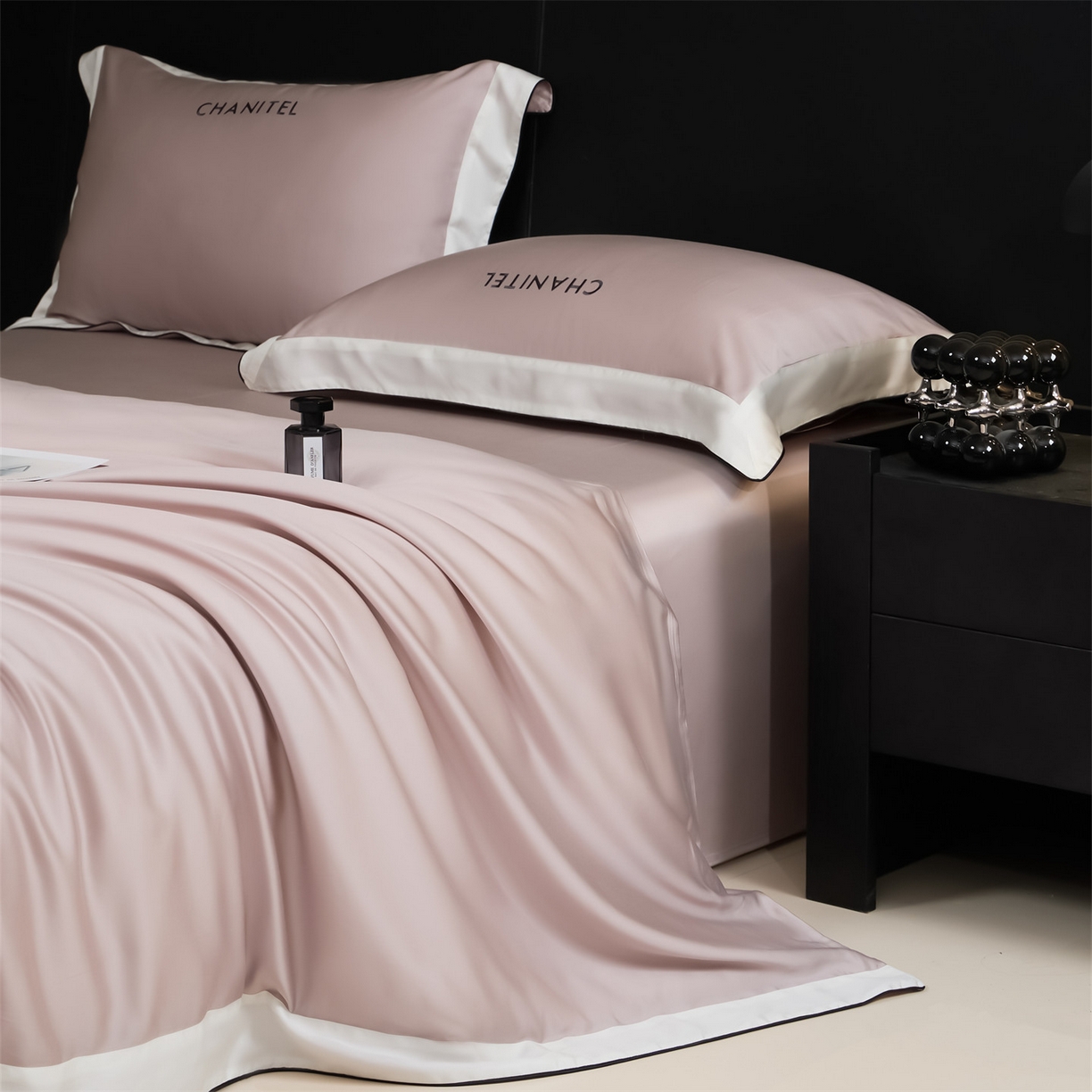 91家纺网 家纺一手货源 找家纺 DC 2026新款天丝刺绣拼角麻绳宽边四件套--戴芬系列 戴芬-水雾紫