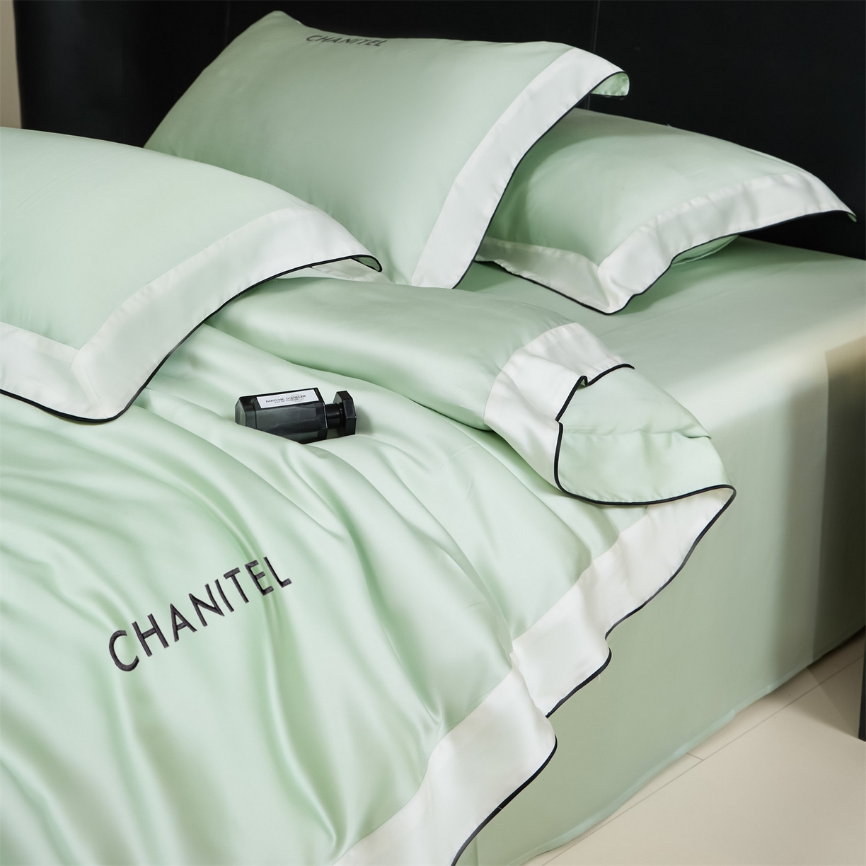 91家纺网 家纺一手货源 找家纺 DC 2026新款天丝刺绣拼角麻绳宽边四件套--戴芬系列 戴芬-亚丁绿