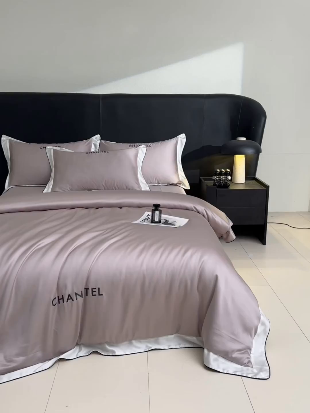 91家纺网 家纺一手货源 找家纺 DC 2026新款天丝刺绣拼角麻绳宽边四件套--戴芬系列 戴芬-水雾紫