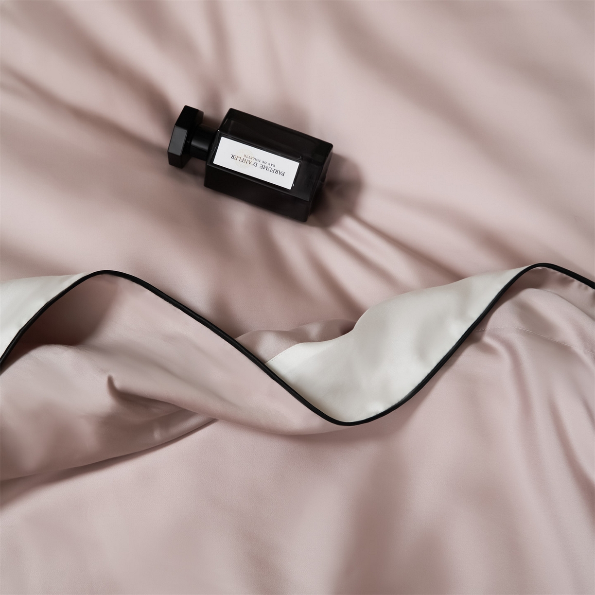 91家纺网 家纺一手货源 找家纺 DC 2026新款天丝刺绣拼角麻绳宽边四件套--戴芬系列 戴芬-水雾紫