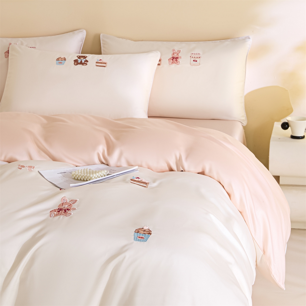 91家纺网 家纺一手货源 找家纺 DC 2026新款天丝刺绣麻绳平绣系列四件套 麻绳平绣-元气白桃+半熟蜜桃（焦糖小熊）