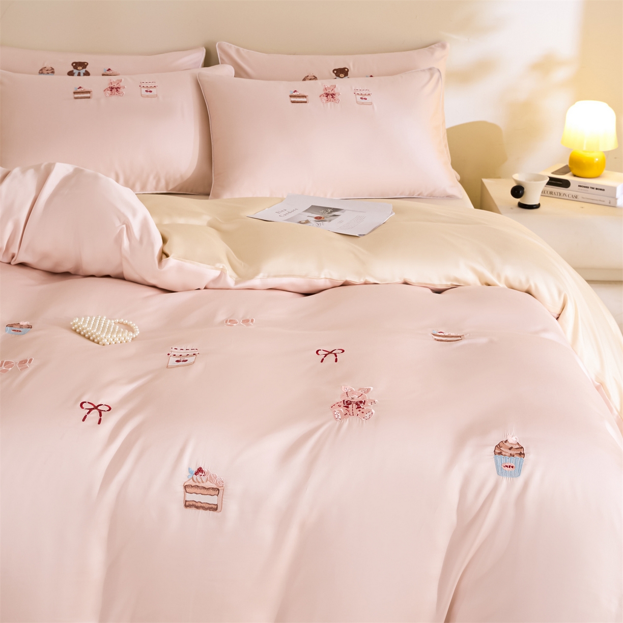 91家纺网 家纺一手货源 找家纺 DC 2026新款天丝刺绣麻绳平绣系列四件套 麻绳平绣-素粉+杏白（焦糖小熊）