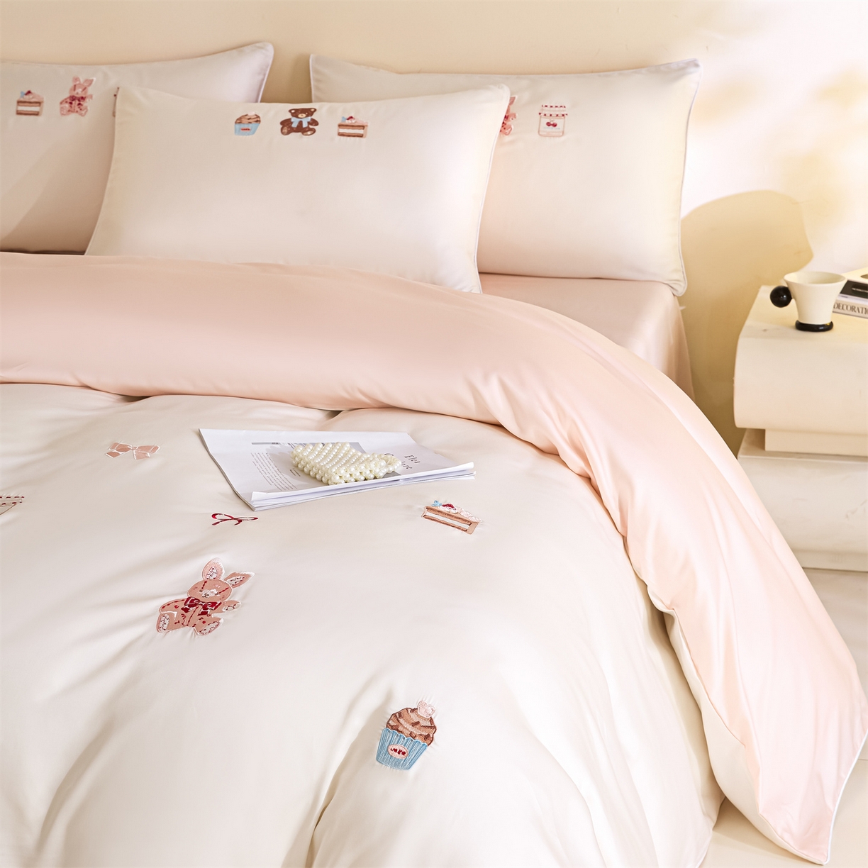 91家纺网 家纺一手货源 找家纺 DC 2026新款天丝刺绣麻绳平绣系列四件套 麻绳平绣-元气白桃+半熟蜜桃（焦糖小熊）