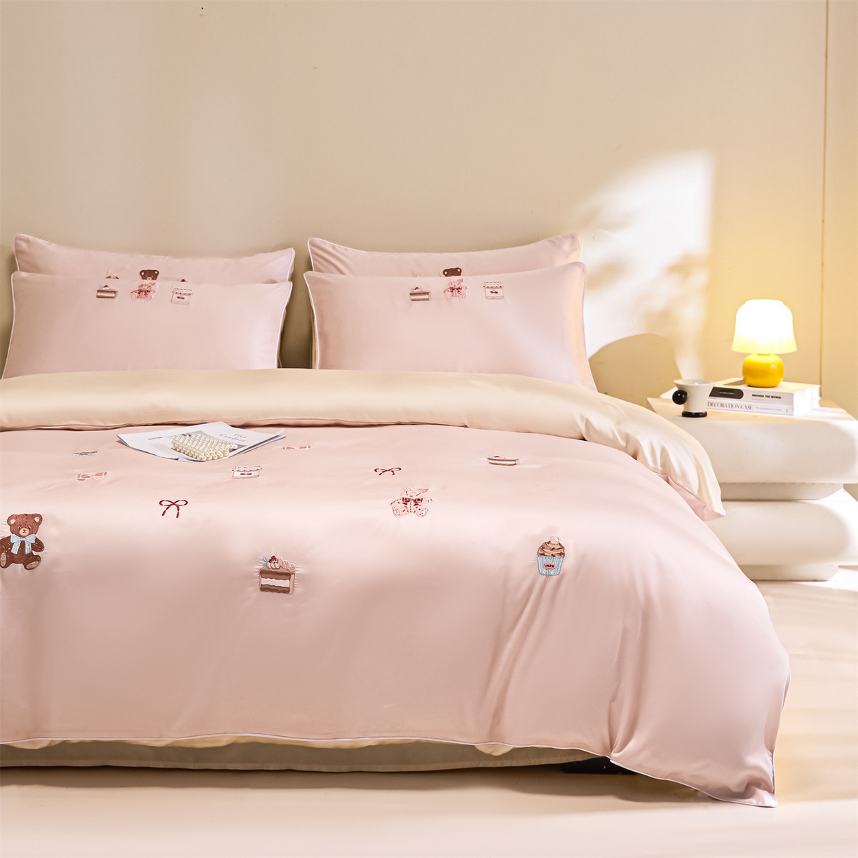 91家纺网 家纺一手货源 找家纺 DC 2026新款天丝刺绣麻绳平绣系列四件套 麻绳平绣-素粉+杏白（焦糖小熊）