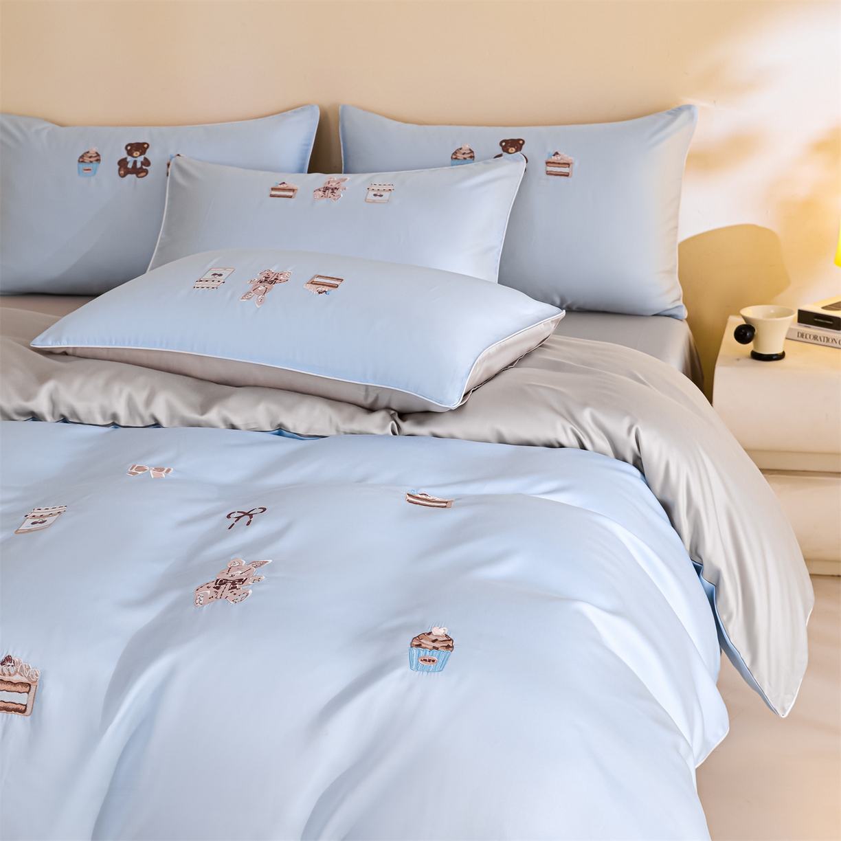 91家纺网 家纺一手货源 找家纺 DC 2026新款天丝刺绣麻绳平绣系列四件套 麻绳平绣-婴儿蓝+冰川灰（焦糖小熊）