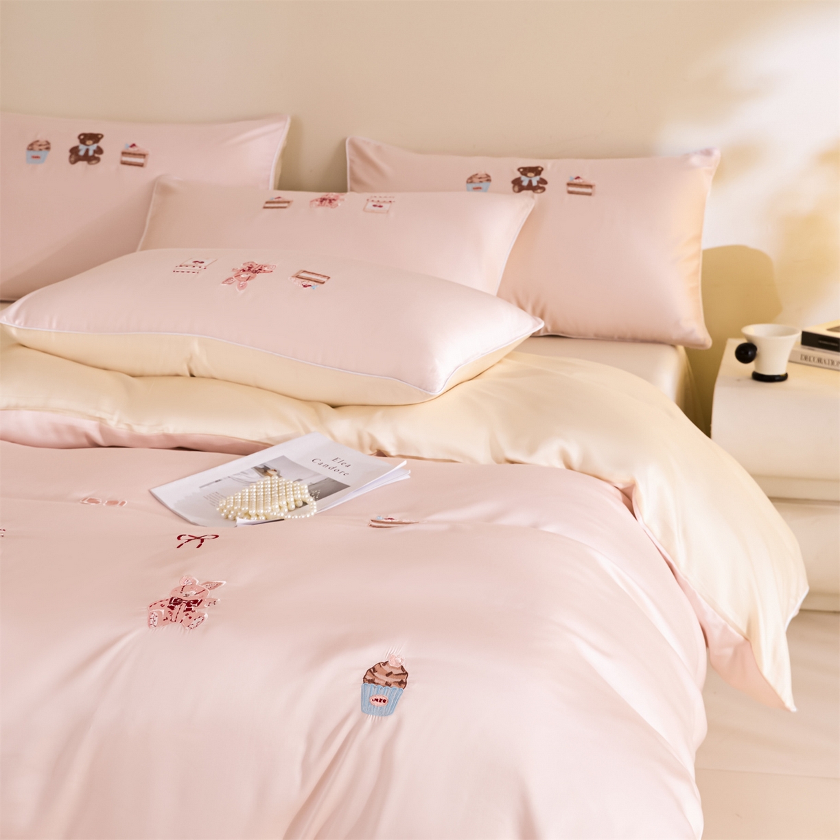 91家纺网 家纺一手货源 找家纺 DC 2026新款天丝刺绣麻绳平绣系列四件套 麻绳平绣-素粉+杏白（焦糖小熊）