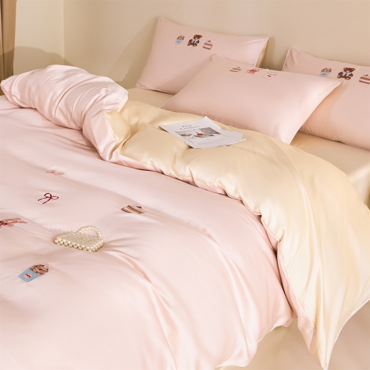 91家纺网 家纺一手货源 找家纺 DC 2026新款天丝刺绣麻绳平绣系列四件套 麻绳平绣-素粉+杏白（焦糖小熊）