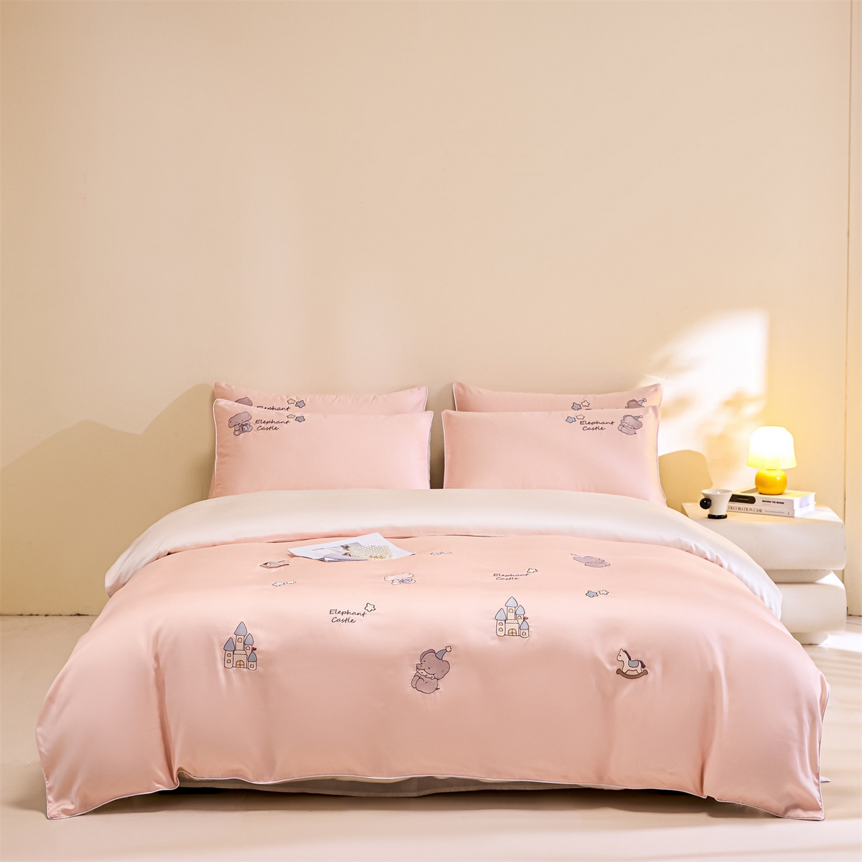 91家纺网 家纺一手货源 找家纺 DC 2026新款天丝刺绣麻绳平绣系列四件套 麻绳平绣-半熟蜜桃+元气白桃（小象城堡）