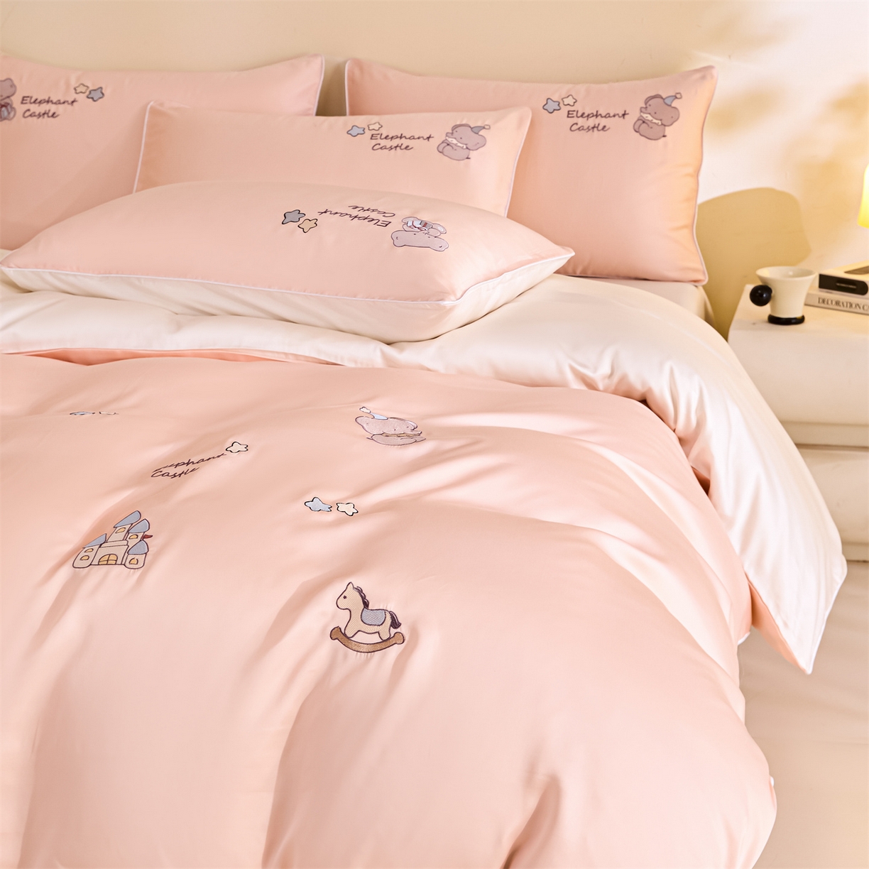 91家纺网 家纺一手货源 找家纺 DC 2026新款天丝刺绣麻绳平绣系列四件套 麻绳平绣-半熟蜜桃+元气白桃（小象城堡）