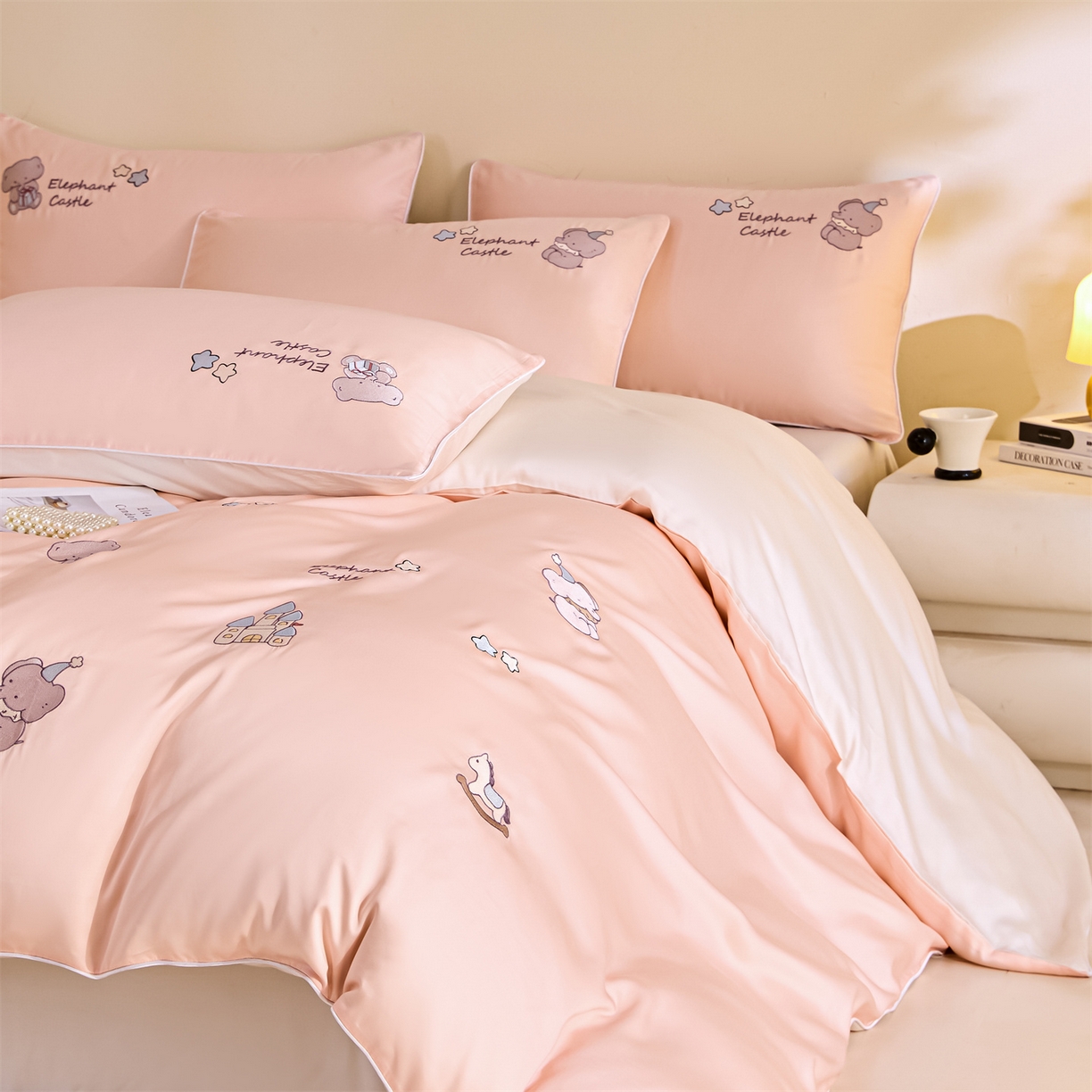 91家纺网 家纺一手货源 找家纺 DC 2026新款天丝刺绣麻绳平绣系列四件套 麻绳平绣-半熟蜜桃+元气白桃（小象城堡）