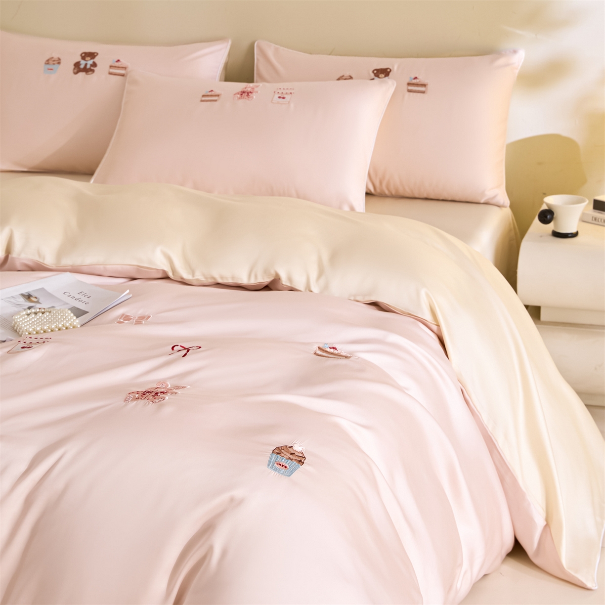 91家纺网 家纺一手货源 找家纺 DC 2026新款天丝刺绣麻绳平绣系列四件套 麻绳平绣-素粉+杏白（焦糖小熊）