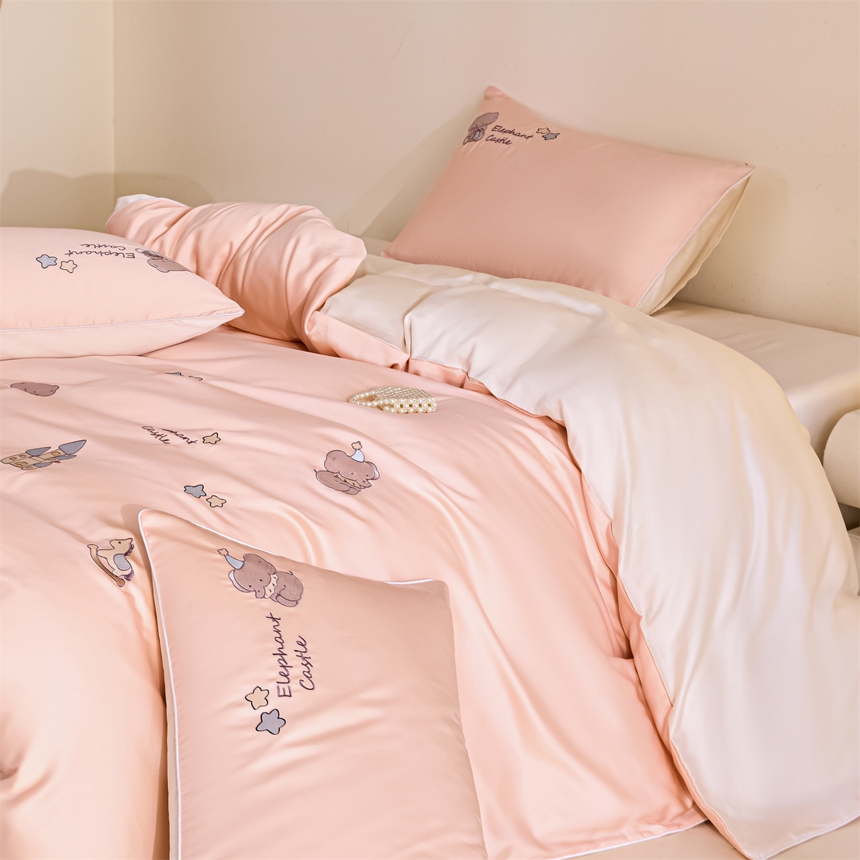 91家纺网 家纺一手货源 找家纺 DC 2026新款天丝刺绣麻绳平绣系列四件套 麻绳平绣-半熟蜜桃+元气白桃（小象城堡）