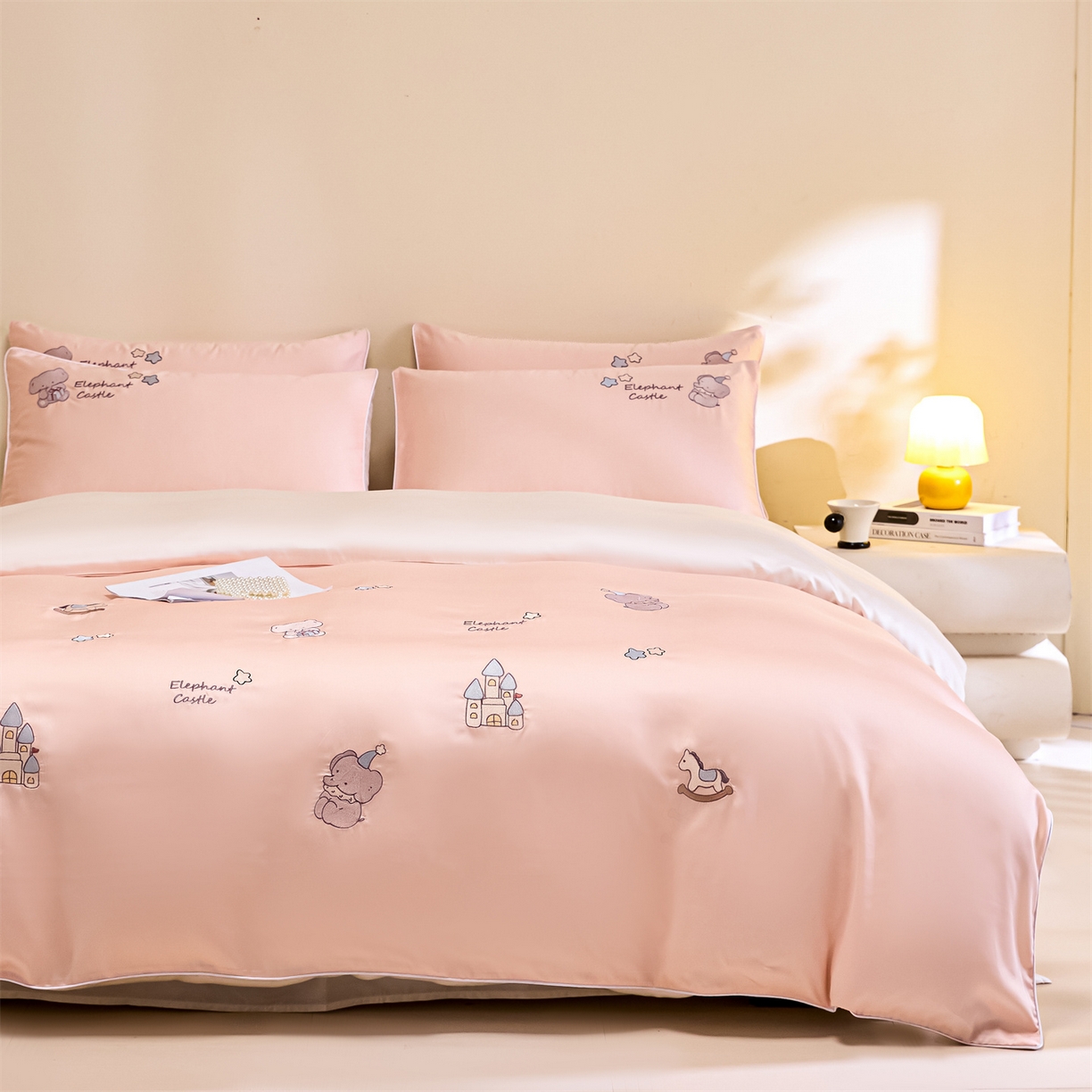 91家纺网 家纺一手货源 找家纺 DC 2026新款天丝刺绣麻绳平绣系列四件套 麻绳平绣-半熟蜜桃+元气白桃（小象城堡）