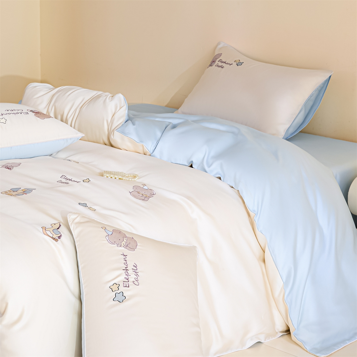 91家纺网 家纺一手货源 找家纺 DC 2026新款天丝刺绣麻绳平绣系列四件套 麻绳平绣-元气白桃+婴儿蓝（小象城堡）