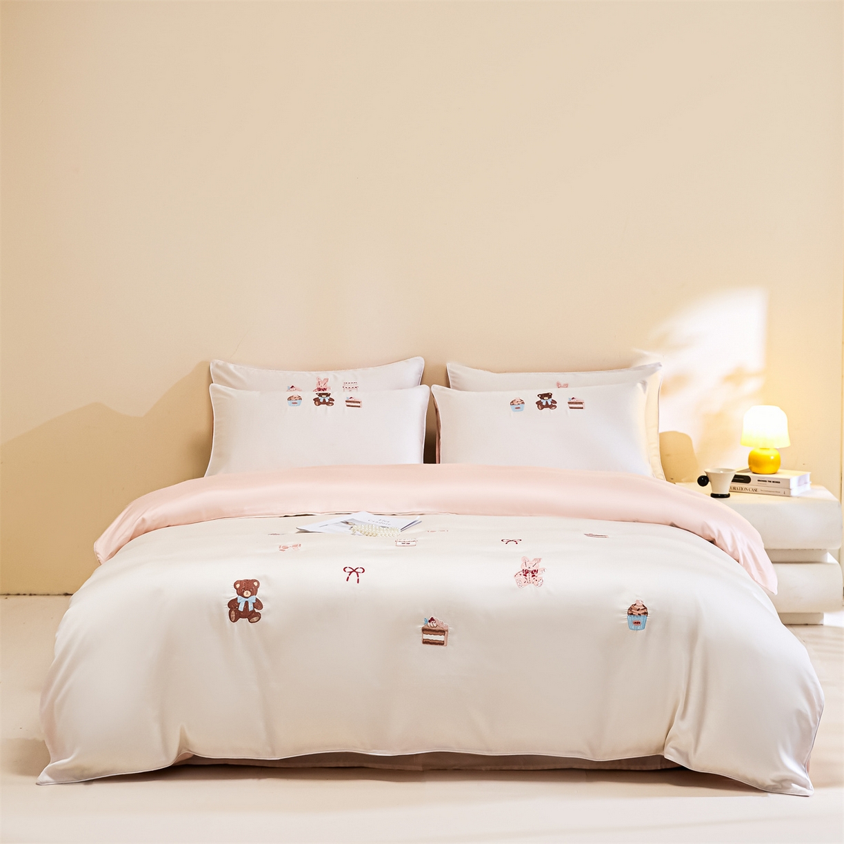 91家纺网 家纺一手货源 找家纺 DC 2026新款天丝刺绣麻绳平绣系列四件套 麻绳平绣-元气白桃+半熟蜜桃（焦糖小熊）